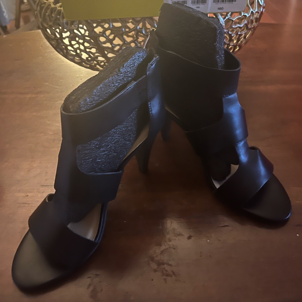 Liz Claiborne black sandals-size 8
